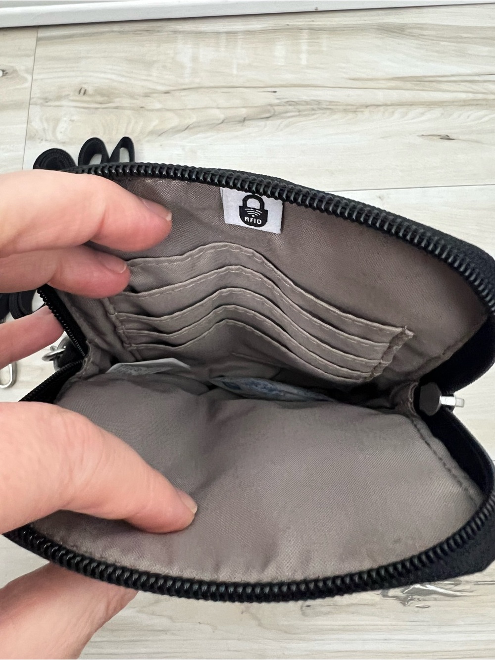 Baggallini NWT Black RFID Crossbody Purse - Picture 3 of 6